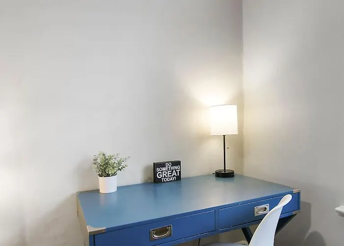 Chic & Fully Furnished 2br - Roscoe 1 Apartment *