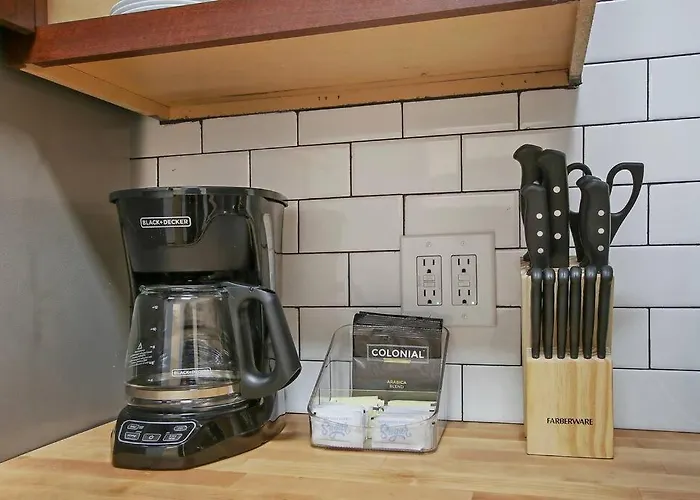 Chic & Fully Furnished 2br - Roscoe 1 *
