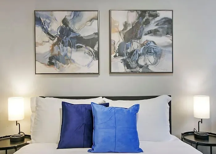 Apartment Chic & Fully Furnished 2br - Roscoe 1