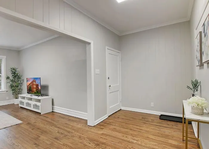 Chic & Fully Furnished 2br - Roscoe 1 Apartment