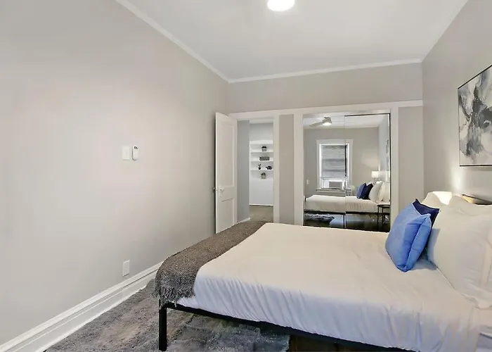 Chic & Fully Furnished 2br - Roscoe 1 Apartment *