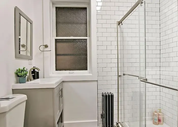 Chic & Fully Furnished 2br - Roscoe 1