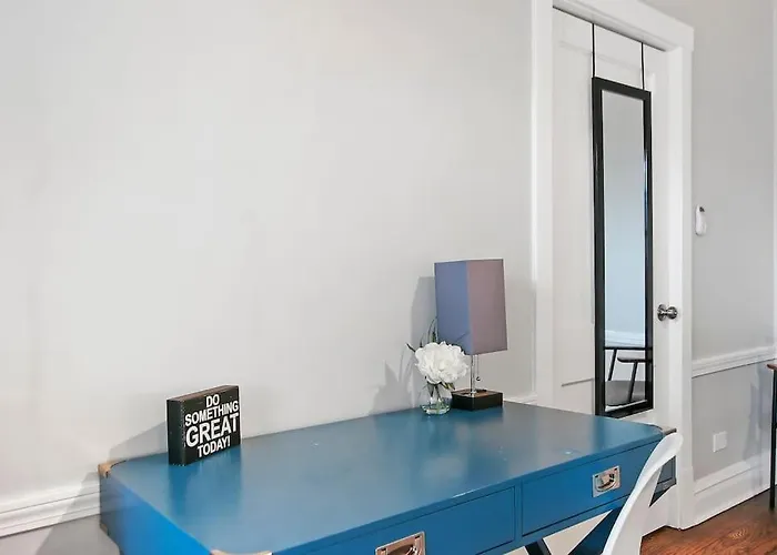 Apartment Chic & Fully Furnished 2br - Roscoe 1 Chicago
